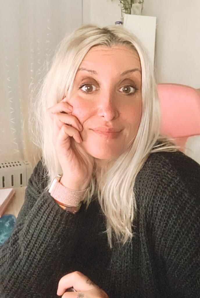 Ale, diseñadora web freelance y consultora SEO de La Mona Espacial