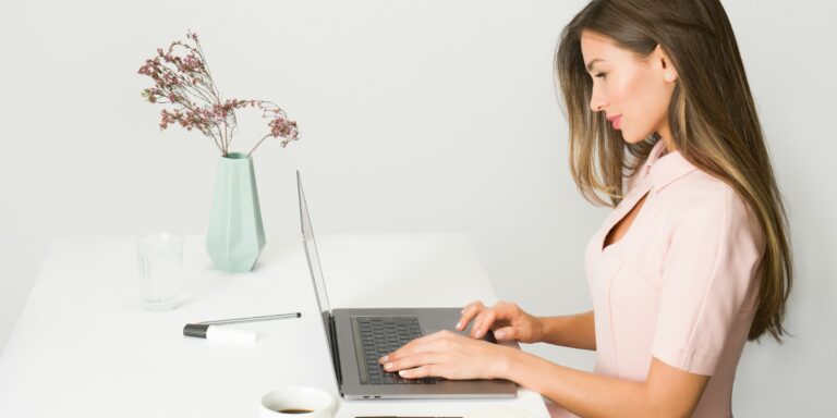 Mujer trabajando con su portátil en la estrategia SEO y GEO de su web