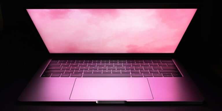 Portátil abierto con la pantalla encendida, listo para el mantenimiento de una página web